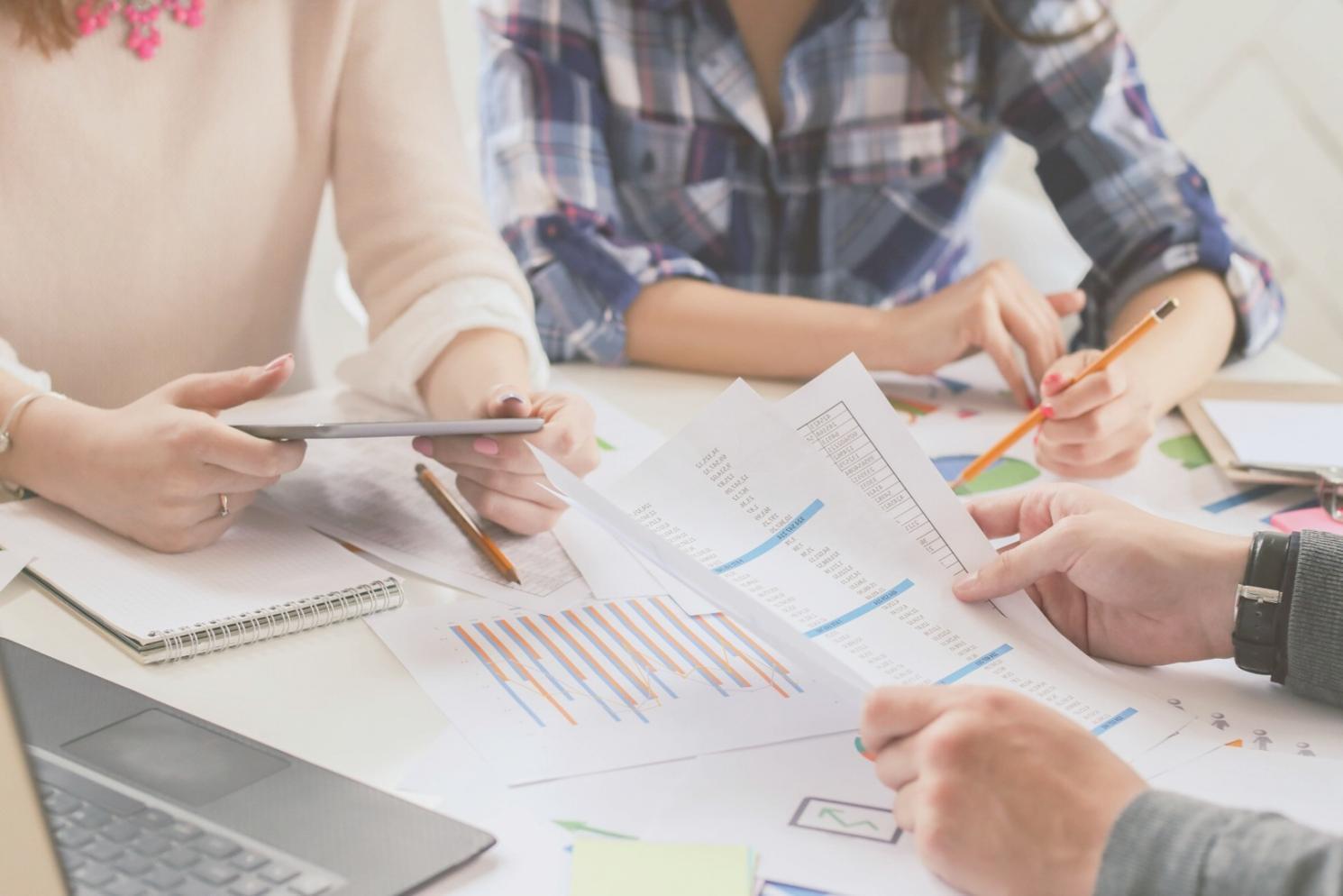 Finanzforschung Arbeitsumgebung mit Dokumenten und Analysen