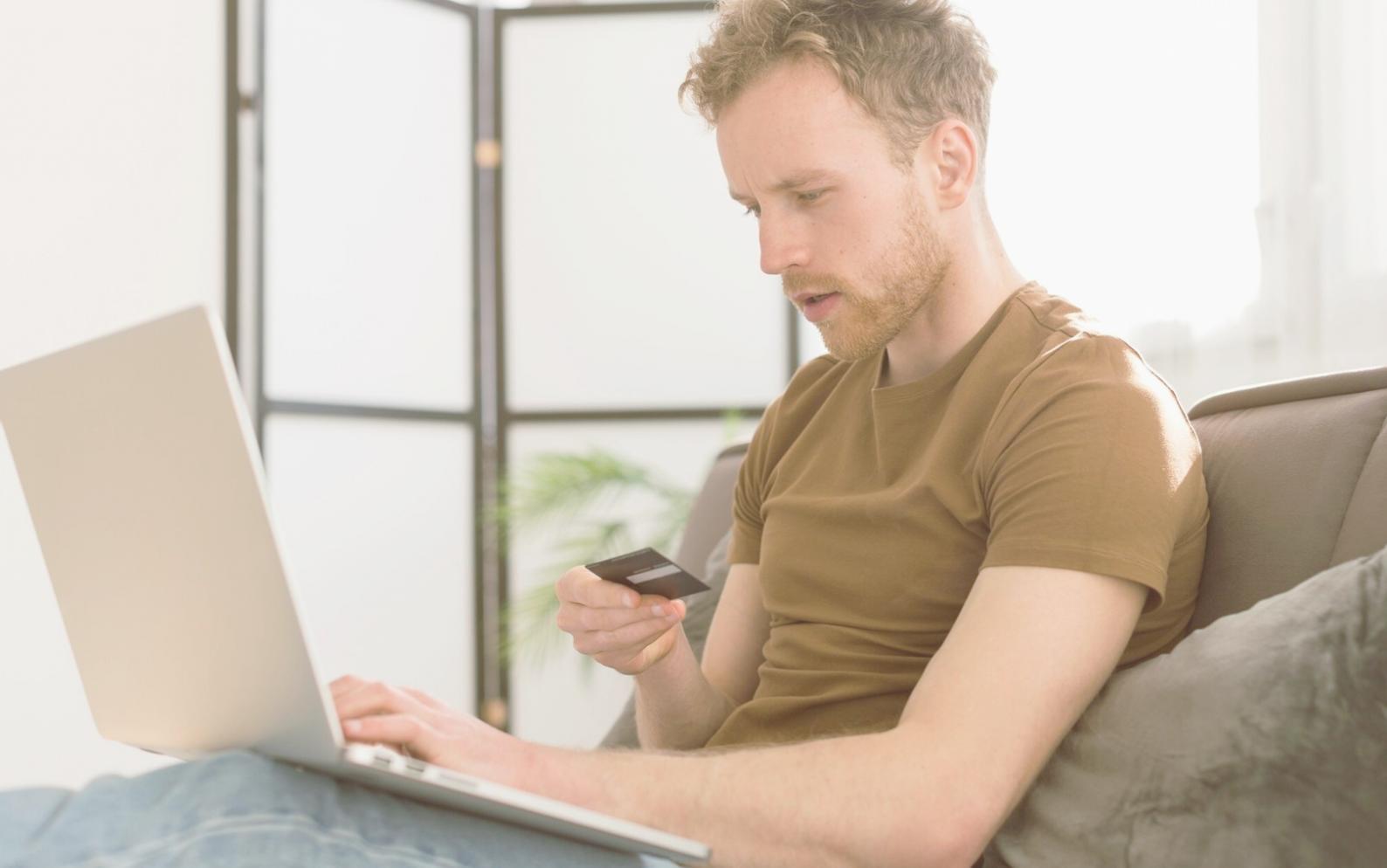 Teilnehmer bei der Analyse von Finanzmarktdaten in einer praxisorientierten Lernumgebung